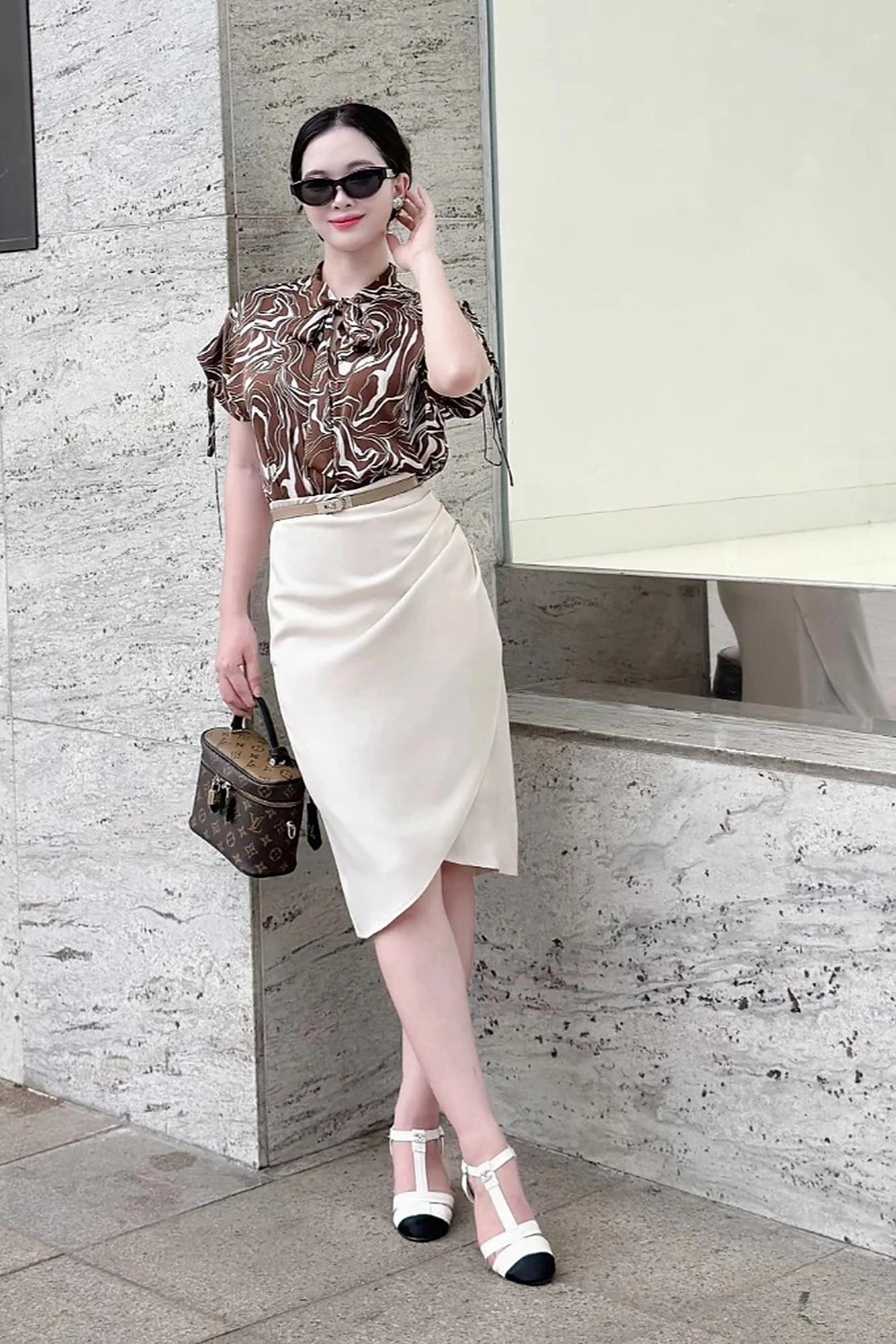 Chân váy ôm vạt chồng