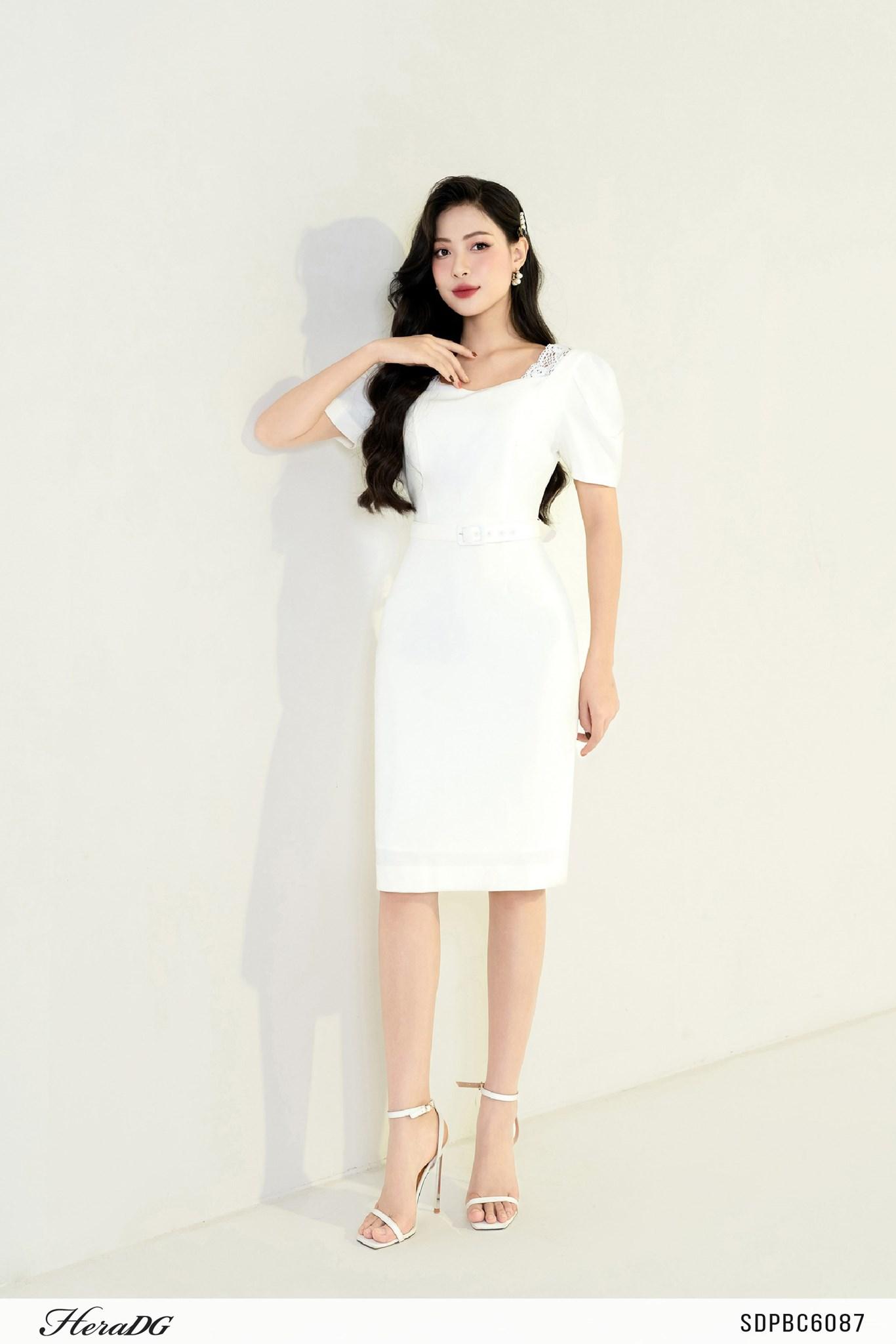 Đầm ôm phối ren thắt đai